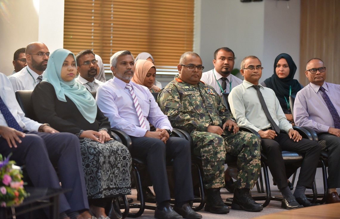 މާލެ: ޖެނުއަރީ 22، 2019- ސަރުކާރުގެ ސިއްހީ ޚިދުމަތް ދޭ ހުރިހާ ތަނެއް އެއް ވިއުގާ އަކުން ގުޅުވައިލުމަށްޓަކައި ހެލްތު މިނިސްޓްރީ އާއި ސައިންސް އެންޑް ޓެކްނޮލޮޖީ މިނިސްޓްރީގެ ފަރާތުން އެއްބަސްވުމެއްގައި ސޮއިކުރުމަށް މިއަދު ބޭއްވި ރަސްމިއްޔާތުގެ ތެރެއިން.---ފޮޓޯ: އަހުމަދު ނިޝާތު/މިހާރު