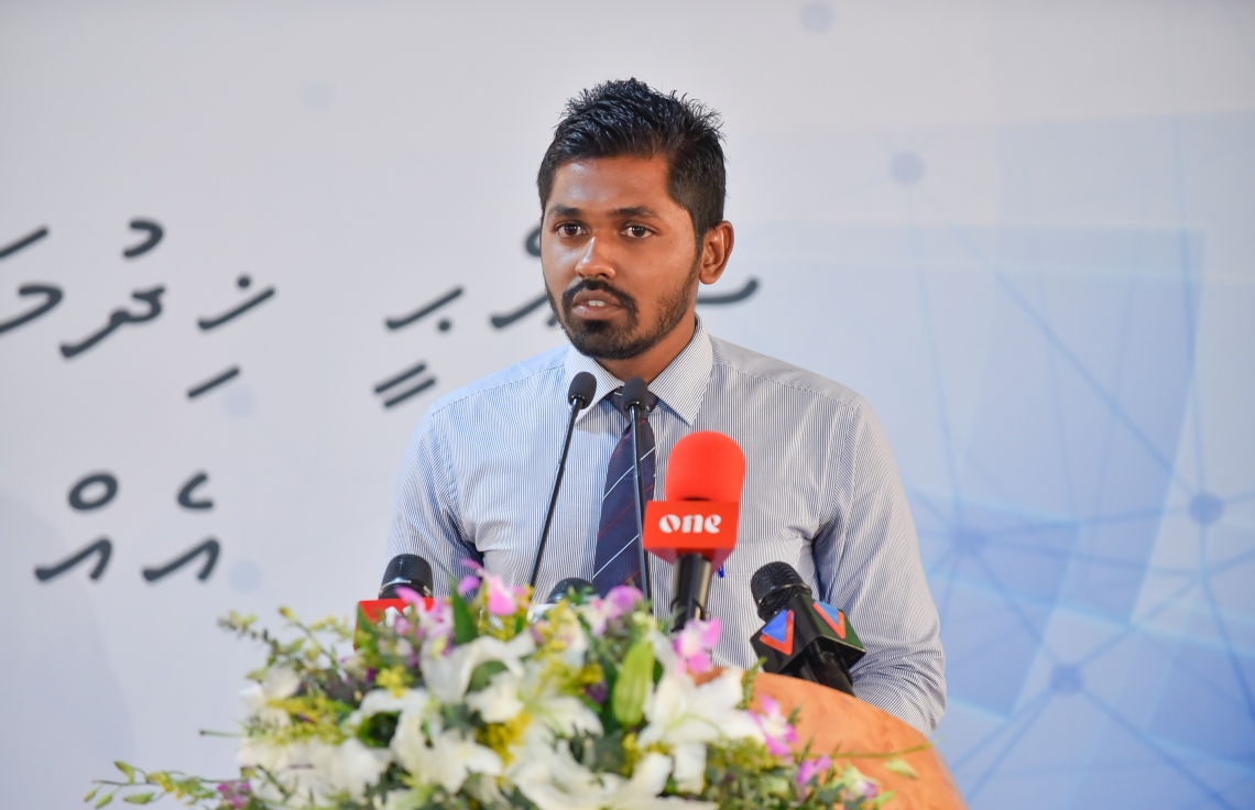 މާލެ: ޖެނުއަރީ 22، 2019- ސަރުކާރުގެ ސިއްހީ ޚިދުމަތް ދޭ ހުރިހާ ތަނެއް އެއް ވިއުގާ އަކުން ގުޅުވައިލުމަށްޓަކައި ހެލްތު މިނިސްޓްރީ އާއި ސައިންސް އެންޑް ޓެކްނޮލޮޖީ މިނިސްޓްރީގެ ފަރާތުން އެއްބަސްވުމެއްގައި ސޮއިކުރުމަށް މިއަދު ބޭއްވި ރަސްމިއްޔާތުގެ ތެރެއިން.---ފޮޓޯ: އަހުމަދު ނިޝާތު/މިހާރު
