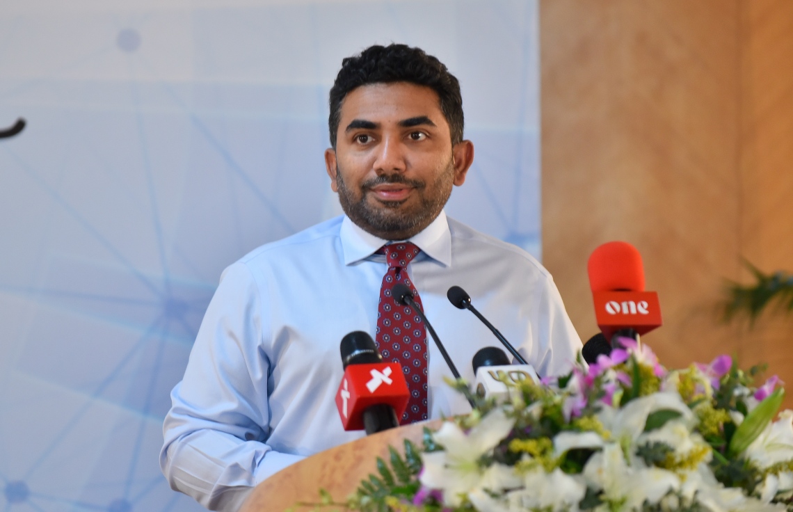 މާލެ: ޖެނުއަރީ 22، 2019- ސަރުކާރުގެ ސިއްހީ ޚިދުމަތް ދޭ ހުރިހާ ތަނެއް އެއް ވިއުގާ އަކުން ގުޅުވައިލުމަށްޓަކައި ހެލްތު މިނިސްޓްރީ އާއި ސައިންސް އެންޑް ޓެކްނޮލޮޖީ މިނިސްޓްރީގެ ފަރާތުން އެއްބަސްވުމެއްގައި ސޮއިކުރުމަށް މިއަދު ބޭއްވި ރަސްމިއްޔާތުގައި ހެލްތު މިނިސްޓަރު އަމީން ވާހަކަ ދައްކަވަނީ.---ފޮޓޯ: އަހުމަދު ނިޝާތު/މިހާރު