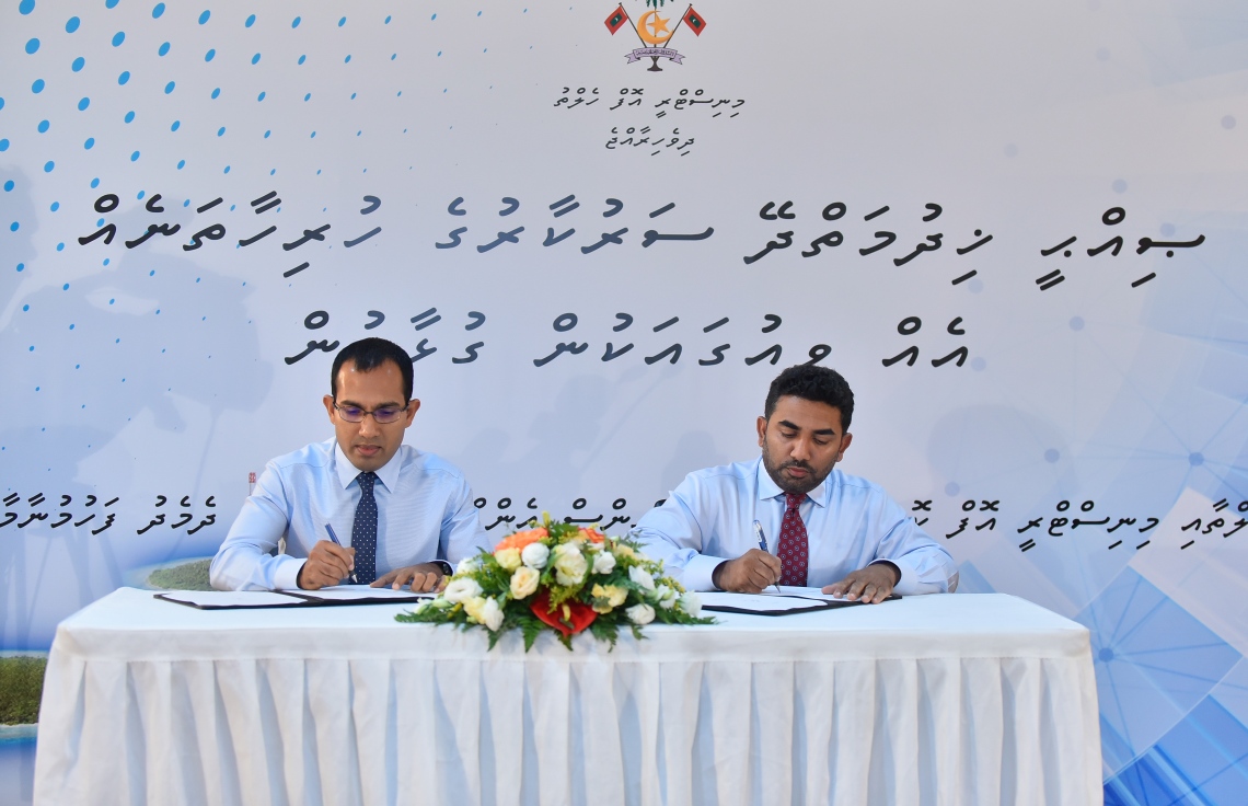 މާލެ: ޖެނުއަރީ 22، 2019- ސަރުކާރުގެ ސިއްހީ ޚިދުމަތް ދޭ ހުރިހާ ތަނެއް އެއް ވިއުގާ އަކުން ގުޅުވައިލުމާ ގުޅޭ އެއްބަސްވުމުގައި ހެލްތު މިނިސްޓަރު އަމީނާއި ސައިންސް އެންޑް ޓެކްނޮލޮޖީ މިނިސްޓަރު މަލީހް މިއަދު ސޮއިކުރައްވަނީ.---ފޮޓޯ: އަހުމަދު ނިޝާތު/މިހާރު