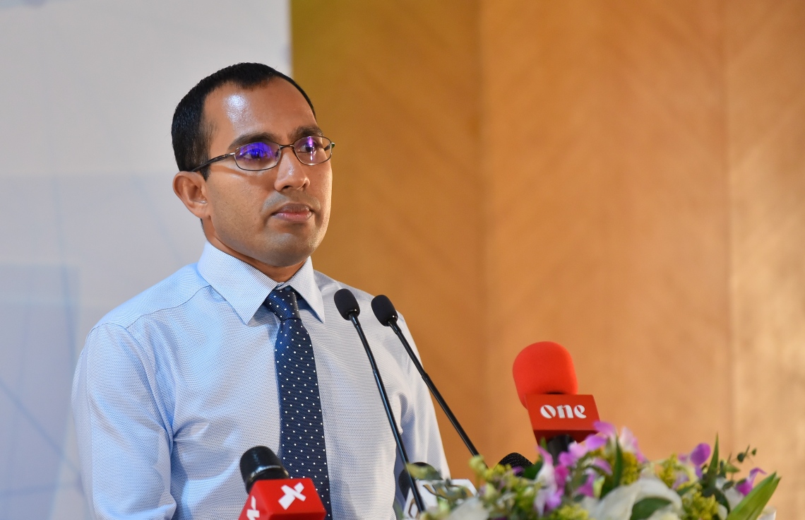 މާލެ: ޖެނުއަރީ 22، 2019- ސަރުކާރުގެ ސިއްހީ ޚިދުމަތް ދޭ ހުރިހާ ތަނެއް އެއް ވިއުގާ އަކުން ގުޅުވައިލުމަށްޓަކައި ހެލްތު މިނިސްޓްރީ އާއި ސައިންސް އެންޑް ޓެކްނޮލޮޖީ މިނިސްޓްރީގެ ފަރާތުން އެއްބަސްވުމެއްގައި ސޮއިކުރުމަށް މިއަދު ބޭއްވި ރަސްމިއްޔާތުގައި ސައިންސް އެންޑް ޓެކްނޮލޮޖީ މިނިސްޓަރު މަލީހް ވާހަކަ ދައްކަވަނީ.---ފޮޓޯ: އަހުމަދު ނިޝާތު/މިހާރު