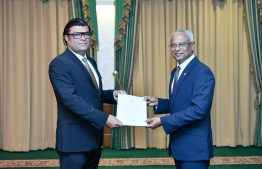 President Ibrahim Mohamed Solih (R) presents letter of appointment to Omar Abdul Razzaq, the Ambassador of Maldives to Sri Lanka. PHOTO/MIHAARU
