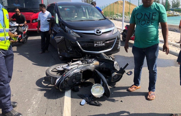 ހައިވޭގައި އެކްސިޑެންޓުވެ މީހެއްގެ ފައި ބިނދިއްޖެ