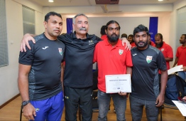 އެފްއޭއެމުން ބޭއްވި ގޯލްކީޕަރު ޓްރެއިނިން ކޯސް ނިންމުމުގެ ރަސްމިއްޔާތުގެ ތެރެއިން: (ކ.ވ) ޒުވާން ގައުމީ ޓީމުގެ ޓްރެއިނަރު އަހުސަން، ނިއު ރޭޑިއަންޓް އަދި ގައުމީ ޓީމުގެ ކުރީގެ ޓްރެއިނަރު ޑަކޭ، ކޯހުގެ އިންސްޓްރަކްޓަރު ޖަލާލް އަދި ގައުމީ ޓީމުގެ ގޯލްކީޕަރު ޓްރެއިނަރު އަސްލަމް.--- ފޮޓޯ: ހުސެއިން ވަހީދު/ މިހާރު