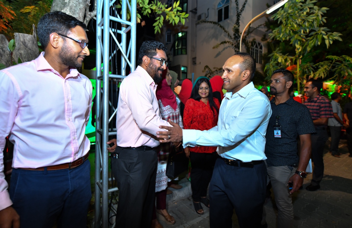 ވިލިމާލެ: ޖެނުއަރީ 24، 2019- އަންނަ އޭޕްރީލް މަހު ބާއްވާ ރައްޔިތުންގެ މަޖިލިހުގެ އިންތިޚާބުގައި ވިލިމާލެ ދާއިރާ އަށް ޖުމްހޫރީ ޕާޓީގެ ޓިކެޓުގައި ވާދަކުރައްވާ ކުރީގެ ނައިބު ރައީސް ޑރ. މުހައްމަދު ޖަމީލް އަހުމަދުގެ ކެމްޕެއިން ރަސްމީކޮށް ފެށުމުގެ ހަފުލާގައި އެމަނިކުފާނު ބައެއް ބޭފުޅުންނާ ސަލާމް ކުރައްވަނީ.---ފޮޓޯ: އަހުމަދު ނިޝާތު/މިހާރު