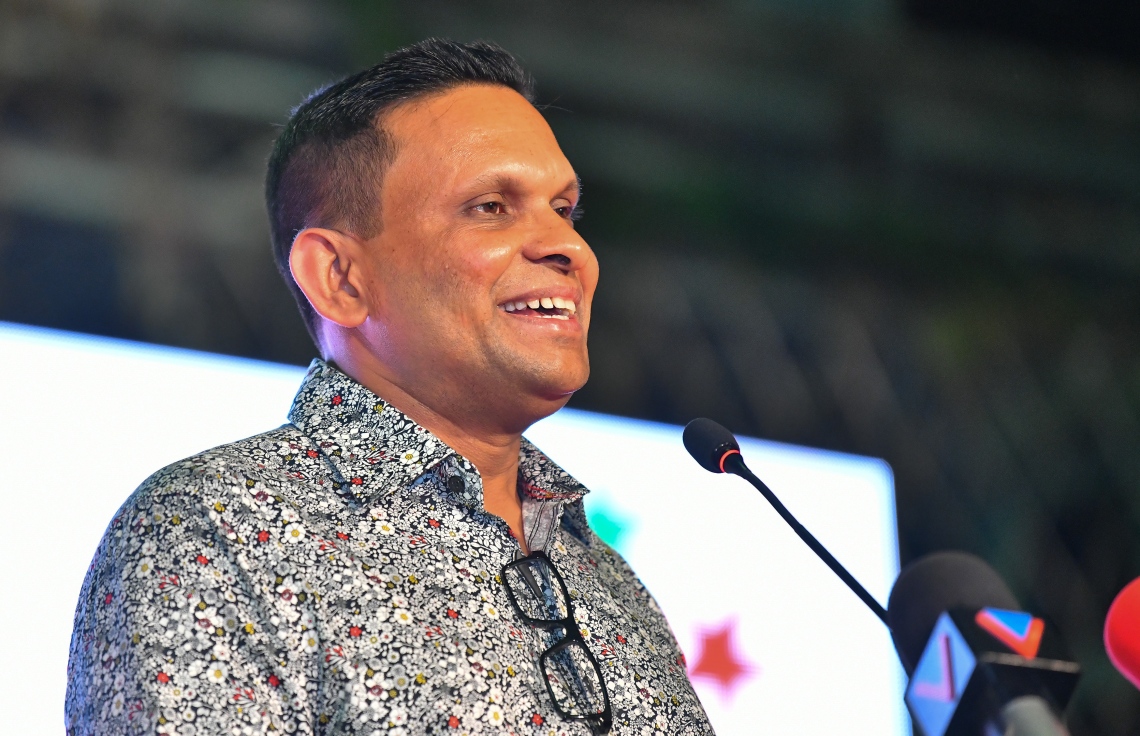 ވިލިމާލެ: ޖެނުއަރީ 24، 2019- އަންނަ އޭޕްރީލް މަހު ބާއްވާ ރައްޔިތުންގެ މަޖިލިހުގެ އިންތިޚާބުގައި ވިލިމާލެ ދާއިރާ އަށް ޖުމްހޫރީ ޕާޓީގެ ޓިކެޓުގައި ވާދަކުރައްވާ ކުރީގެ ނައިބު ރައީސް ޑރ. މުހައްމަދު ޖަމީލް އަހުމަދުގެ ކެމްޕެއިން ފެށުމުގެ ހަފްލާގައި ކުރީގެ ޑިފެންސް މިނިސްޓަރު މުހައްމަދު ނާޒިމް ވާހަކަ ދައްކަވަނީ.---ފޮޓޯ: އަހުމަދު ނިޝާތު/މިހާރު