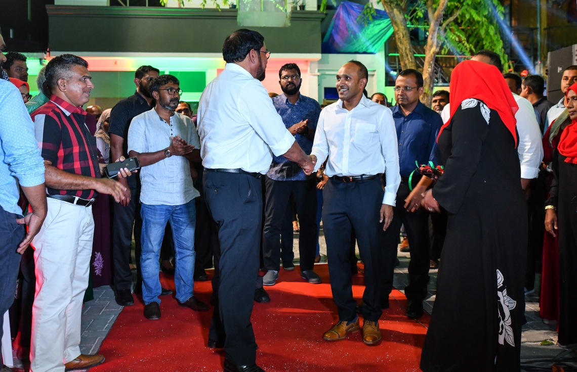 ވިލިމާލެ: ޖެނުއަރީ 24، 2019- އަންނަ އޭޕްރީލް މަހު ބާއްވާ ރައްޔިތުންގެ މަޖިލިހުގެ އިންތިޚާބުގައި ވިލިމާލެ ދާއިރާ އަށް ޖުމްހޫރީ ޕާޓީގެ ޓިކެޓުގައި ވާދަކުރައްވާ ކުރީގެ ނައިބު ރައީސް ޑރ. މުހައްމަދު ޖަމީލް އަހުމަދުގެ ކެމްޕެއިން ފެށުމުގެ ހަފްލާގައި އެ ޕާޓީގެ ލީޑަރު އަދި ރައްޔިތުންގެ މަޖިލިހުގެ ރައީސް ގާސިމް އިބްރާހިމްއާ ޖަމީލް ސަލާމް ކުރައްވަނީ.---ފޮޓޯ: އަހުމަދު ނިޝާތު/މިހާރު