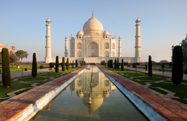 ތާޖް މަހަލްގެ ނަކަލެއް ޕްލާސްޓިކް ފުޅިން ހަދަނީ