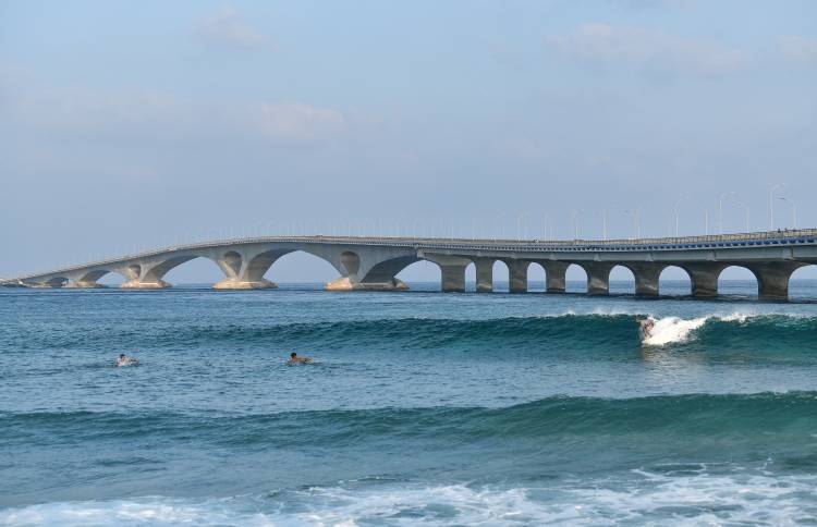 ބްރިޖު އަޅަން ހެދި ޕްލެޓްފޯމުގެ ބޮޑުބައި ނަގައިފި