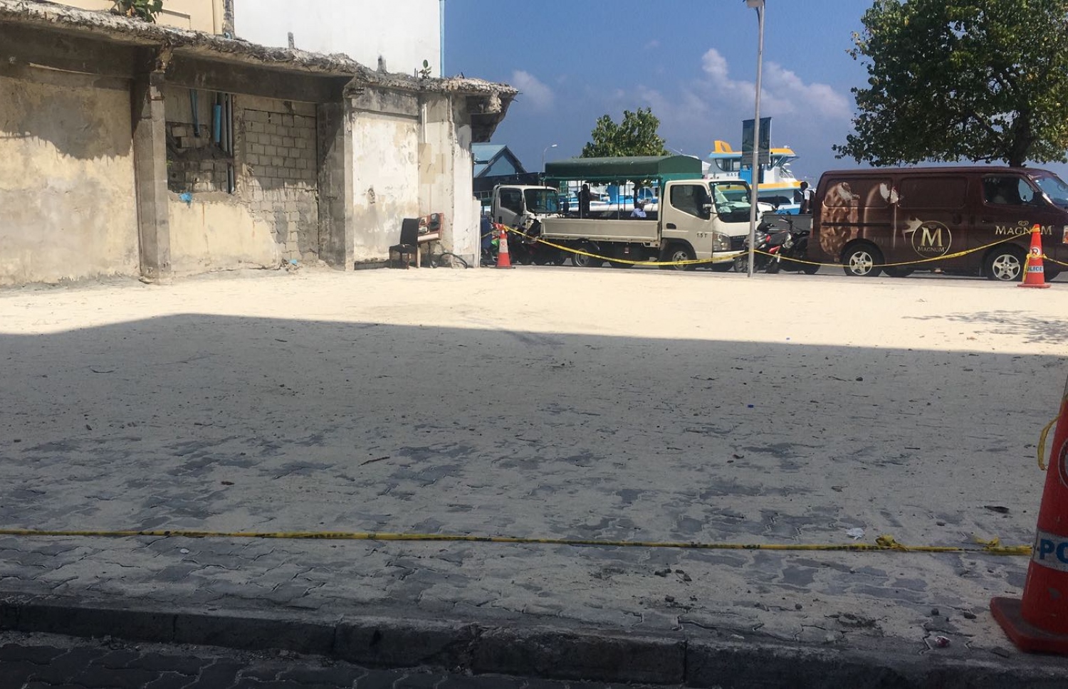 އެމްއެމްއޭ ކުރިމަތީ، އެމްޓީސީސީގެ ހެޑް އޮފީސް ކުރިން ހިންގި ބިން ޕާކިން އޭރިއާއަކަށް ބަދަލުކުރަން ތައްޔާރުކޮށްފައި.--- ފޮޓޯ: މުހައްމަދު ޔާމީން/މިހާރު