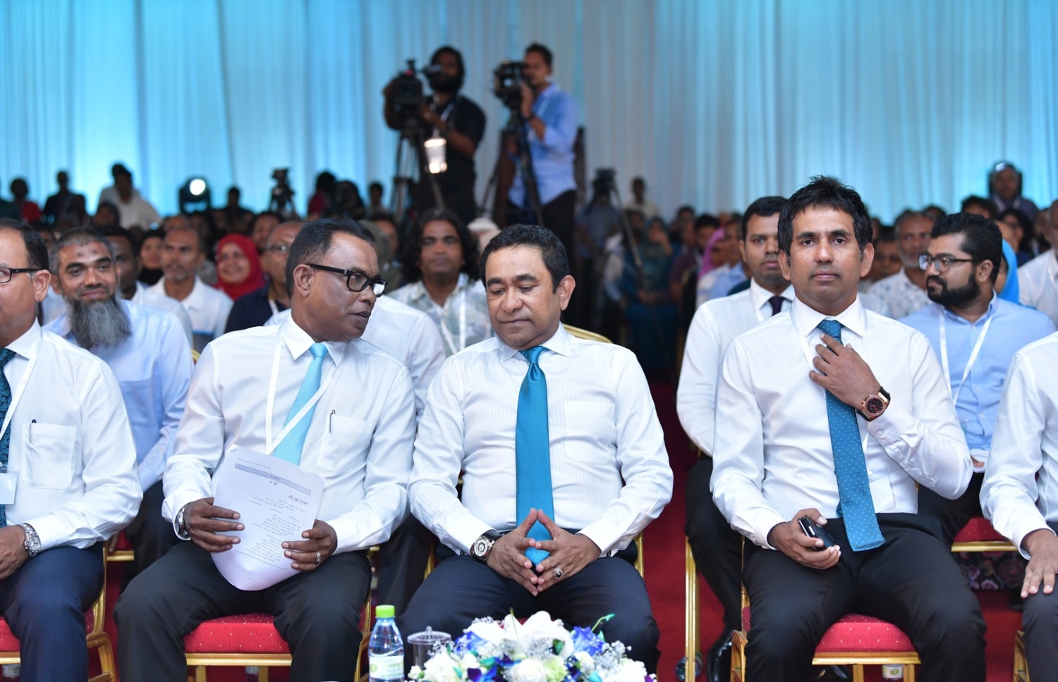 ޕީއެންސީ އުފެއްދުމަށް ދަރުބާރުގޭގައި ބޭއްވި ޖަލްސާގައި ކުރީގެ ރައީސް އަދި ޕީޕީއެމްގެ ރައީސް ޔާމީނާ އެކު އަބްދުއްރަހީމް ބައިވެރިވެވަޑައިގަންނަވަނީ.---ފޮޓޯ: ނިޝާން އަލީ/މިހާރު