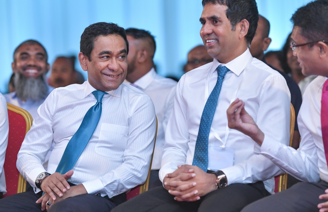 މާލެ: ޖެނުއަރީ 27، 2019- ޕީޕަލްސް ނެޝެނަލް ކޮންގްރެސް (ޕީއެންސީ) އުފެއްދުމަށް ދަރުބާރުގޭގައި ބޭއްވި ޖަލްސާ ގައި ބައިވެރިވެވަޑައިގެންނެވި، ކުރީގެ ރައީސް އަދި ޕީޕީއެމްގެ ރައީސް އަބްދުﷲ ޔާމީނާއި ޕީޕީއެމްގެ ޕާލަމެންޓްރީ ގުރޫޕުގެ ލީޑަރު އަހުމަދު ނިހާން ސަމާސާ ކުރައްވަނީ: ޔާމީން، މި ޖަލްސާގައި ބައިވެރިވެވަޑައިގަތީ ޚާއްސަ މެހުމާނެއްގެ ގޮތުގައި.---ފޮޓޯ: ނިޝާން އަލީ/މިހާރު