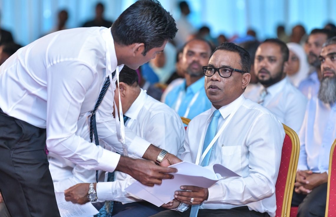 މާލެ: ޖެނުއަރީ 27، 2019- ޕީޕަލްސް ނެޝެނަލް ކޮންގްރެސް (ޕީއެންސީ) އުފެއްދުމަށް ދަރުބާރުގޭގައި ބޭއްވި ޖަލްސާ ގައި، އެ ޕާޓީގެ ވަގުތީ ރައީސަކަށް ކަނޑައެޅި، ފޮނަދޫ ދާއިރާގެ މެމްބަރު އަބްދުއްރަހީމް އެ ޕާޓީގެ މެމްބަރަކާ މަޝްވަރާ ކުރައްވަނީ.---ފޮޓޯ: ނިޝާން އަލީ/މިހާރު