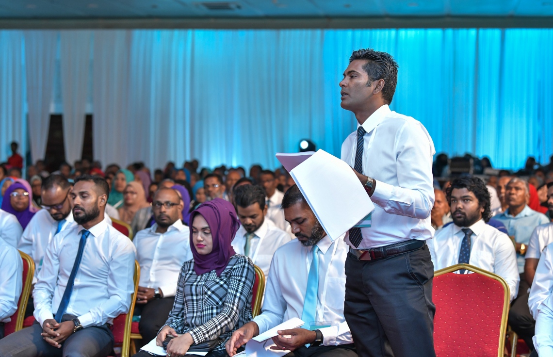 މާލެ: ޖެނުއަރީ 27، 2019- ޕީޕަލްސް ނެޝެނަލް ކޮންގްރެސް (ޕީއެންސީ) އުފެއްދުމަށް ދަރުބާރުގޭގައި ބޭއްވި ޖަލްސާ ގައި ކުރީގެ ރައީސް ޔާމީންގެ ސަރުކާރުގައި އެމްޑަބްލިއުއެސްސީގެ މެނޭޖިން ޑިރެކްޓަރުކަން ކުރެއްވި ފަޒުލް ވާހަކަ ދައްކަވަނީ.---ފޮޓޯ: ނިޝާން އަލީ/މިހާރު