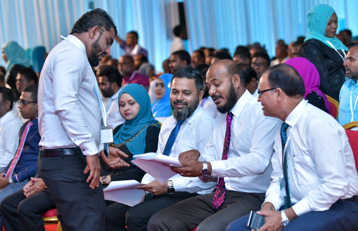 މާލެ: ޖެނުއަރީ 27، 2019- ޕީޕަލްސް ނެޝެނަލް ކޮންގްރެސް (ޕީއެންސީ) އުފެއްދުމަށް ދަރުބާރުގޭގައި ބޭއްވި ޖަލްސާ ގައި ބައިވެރިވެވަޑައިގެންނެވި ބައެއް ބޭފުޅުން މަޝްވަރާއެއް ގައި.---ފޮޓޯ: ނިޝާން އަލީ/މިހާރު