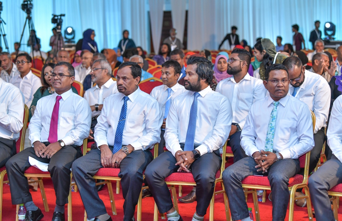 މާލެ: ޖެނުއަރީ 27، 2019- ޕީޕަލްސް ނެޝެނަލް ކޮންގްރެސް (ޕީއެންސީ) އުފެއްދުމަށް ދަރުބާރުގޭގައި ބޭއްވި ޖަލްސާ ގައި ބައިވެރިވެވަޑައިގެންނެވި ބައެއް ބޭފުޅުން: ޕާޓީގެ ވަގުތީ ރައީސަކީ ފޮނަދޫ ދާއިރާގެ މެމްބަރު އަބްދުއްރަހީމް އަބްދުﷲ.---ފޮޓޯ: ނިޝާން އަލީ/މިހާރު