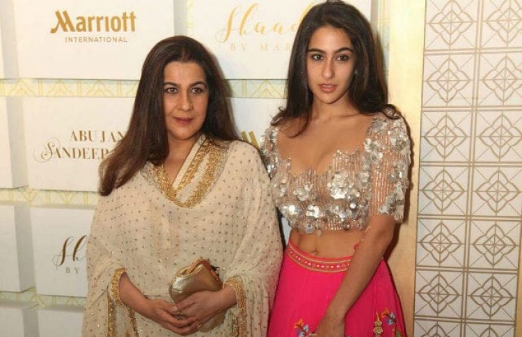 ސާރާ، މަންމަ އަމްރިތާއާ އެކު.