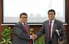 Minister of Environment Dr Hussain Rasheed (L) signs agreement to award development of Energy Efficiency Guidelines for Buildings to PricewaterhouseCoopers (PwC). PHOTO/ENVIRONMENT MINISTER