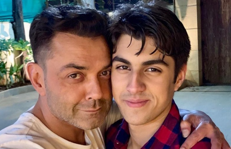 ބޮބީ ދޮށީ ދަރިފުޅު އަރިޔަމަންއާ އެކު.