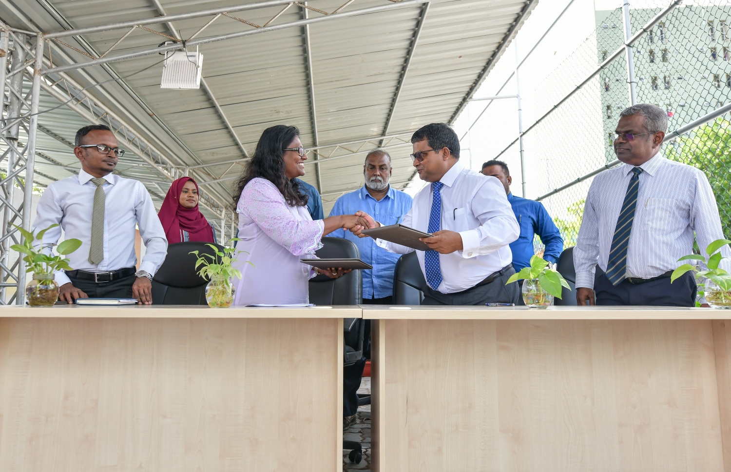 މާލެ ސިޓީ ކައުންސިލަށް ގަސްތައް ހަވާލުކުރުމުގެ ރަސްމިއްޔާތުގައި އެންވަޔަރަމެންޓު މިނިސްޓަރު ޑރ ހުސެއިން ރަޝީދު (ކ) އާއި މާލެ ސިޓީގެ މޭޔަރު ޝިފާ މުހައްމަދު ބައިވެރިވެވަޑައިގަންނަވަނީ.  --ފޮޓޯ: ނިޝާން އަލީ/ މިހާރު