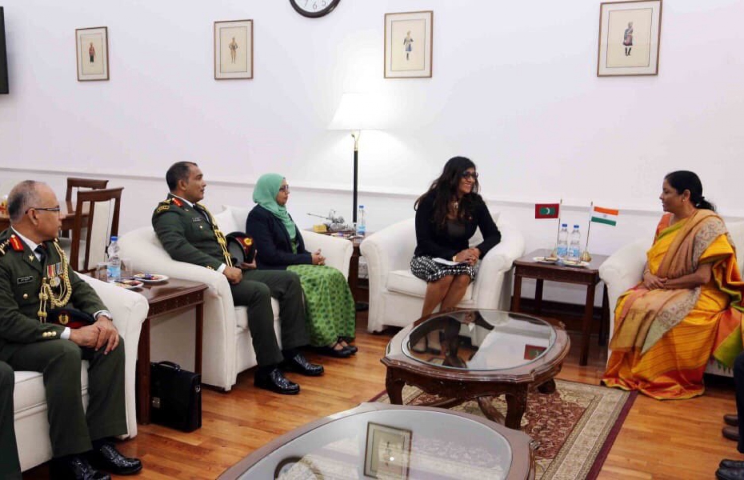 އިންޑިއާގެ ޑިފެންސް މިނިސްޓަރާ އެކު މާރިޔާ މަޝްވަރާ ކުރައްވަނީ.