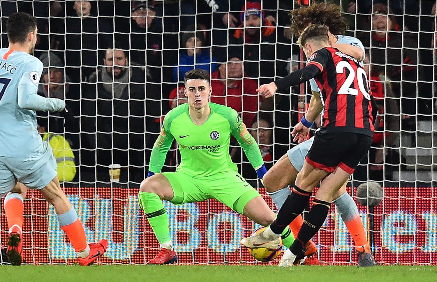 ބޯންމައުތުގެ ބްރޫކްސް ޗެލްސީގެ ގޯލަށް ބޯޅަ ފޮނުވާލަނީ. -- ފޮޓޯ: އޭއެފްޕީ