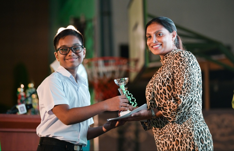 13 އަހަރުގެ ދަރިވަރު އަމީނިއްޔާގެ ލޯގޯ ޑިޒައިނަރަކަށް