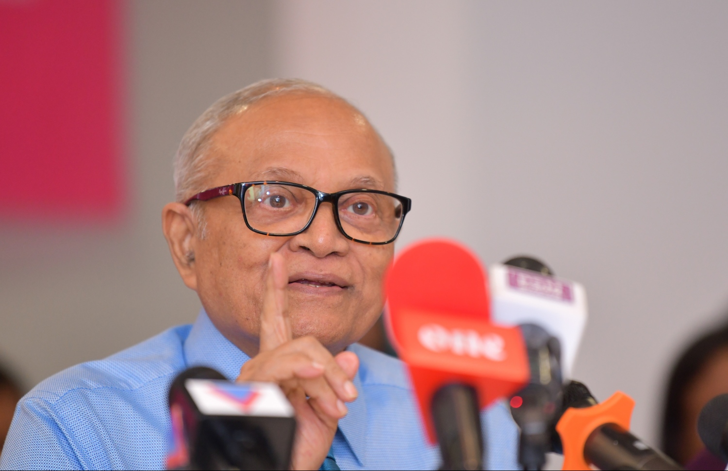 މައުމޫން: ޕީޕީއެމްގެ ރައީސްގެ މަގާމުން އެމަނިކުފާނު ވަކިކުރީ ޔާމީނާ ދެމެދު އުފެދުނު ހިޔާލުތައް ބޮޑުވެ ހައްލެއް ނުލިބުމުން..---ފޮޓޯ: ހުސައިން ވަހީދު/މިހާރު