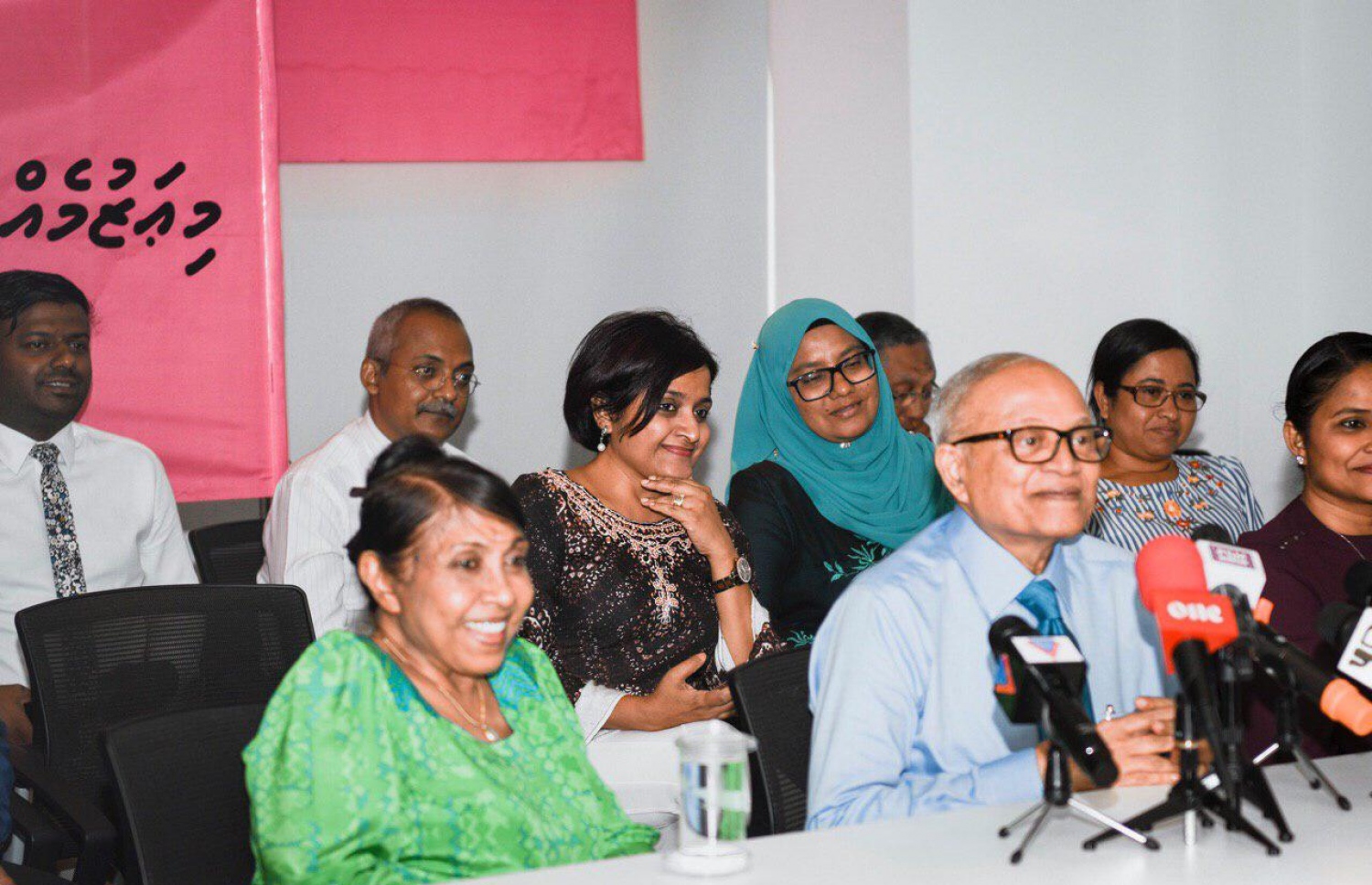 ނޫސްވެރިންގެ ބައްދަލުވުމުގައި މައުމޫނާއި ނަސްރީނާ ބައިވެރިވެވަޑައިގަންނަވަނީ. --ފޮޓޯ: ހުސެއިން ވަހީދު/މިހާރު