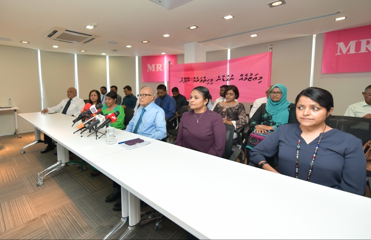 މައުމޫންގެ އަރިސްބޭފުޅުން ޕާޓީން ވަކިވަނީ