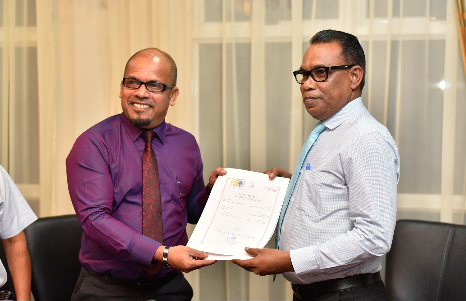 ކޮންގްރެސް ޕާޓީގެ ރަޖިސްޓަރީ، އެ ޕާޓީގެ ވަގުތީ ރައީސް އަބްދުއްރަހީމްއާ، އީސީގެ ރައީސް ޝަރީފް ހަވާލު ކޮށްދެއްވަނީ.---ފޮޓޯ: ހުސައިން ވަހީދު/މިހާރު