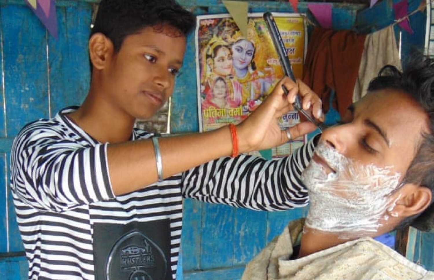 ނޭހާ މީހެއްގެ ތުނބުޅި ބާލަނީ.