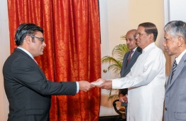 Ambassador Omar Abdul Razzak presents his letter of credence to President Maithripala Sirisena of Sri Lanka. PHOTO: MINISTRY OF FOREIGN AFFAIRS