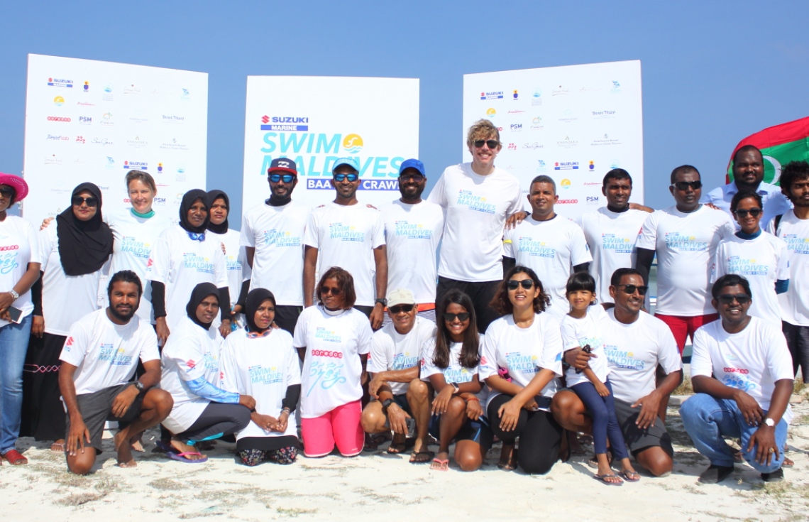 ބ. އޭދަފުށި: ފެބްރުއަރީ 2، 2019: މަޝްހޫރު ގާނޫނީ ވަކީލް، އަދި ދުވުންތެރިޔާ، ހުސައިން ޝަމީމް އިސްވެ ހުންނަވައިގެން ހިންގާ، ސްވިމް މޯލްޑިވްސް އިން ފެށި، "ސްވިމް މޯލްޑިވްސް ބާ ބީއާރް ކްރޯލް 2019" އިވެންޓުގައި ބައިވެރިވި ބައެއް ފެތުންތެރިން ފޮޓޯއަކަށް ހުއްޓިގެން.-- ފޮޓޯ: ސްވިމް މޯލްޑިވްސް