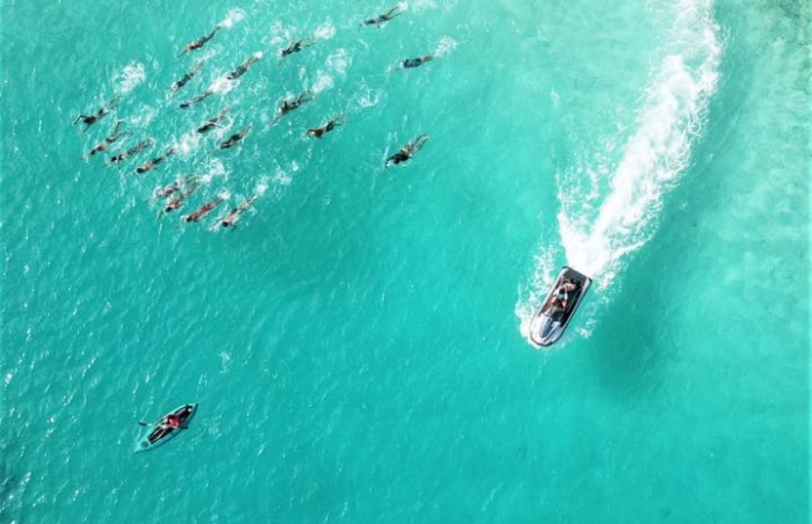 ބ. އޭދަފުށި: ފެބްރުއަރީ 2، 2019: މަޝްހޫރު ގާނޫނީ ވަކީލް، އަދި ދުވުންތެރިޔާ، ހުސައިން ޝަމީމް އިސްވެ ހުންނަވައިގެން ހިންގާ، ސްވިމް މޯލްޑިވްސް އިން ފެށި، "ސްވިމް މޯލްޑިވްސް ބާ ބީއާރް ކްރޯލް 2019" އިވެންޓުގައި ފެތުންތެރިން ފަތަނީ.-- ފޮޓޯ: ސްވިމް މޯލްޑިވްސް