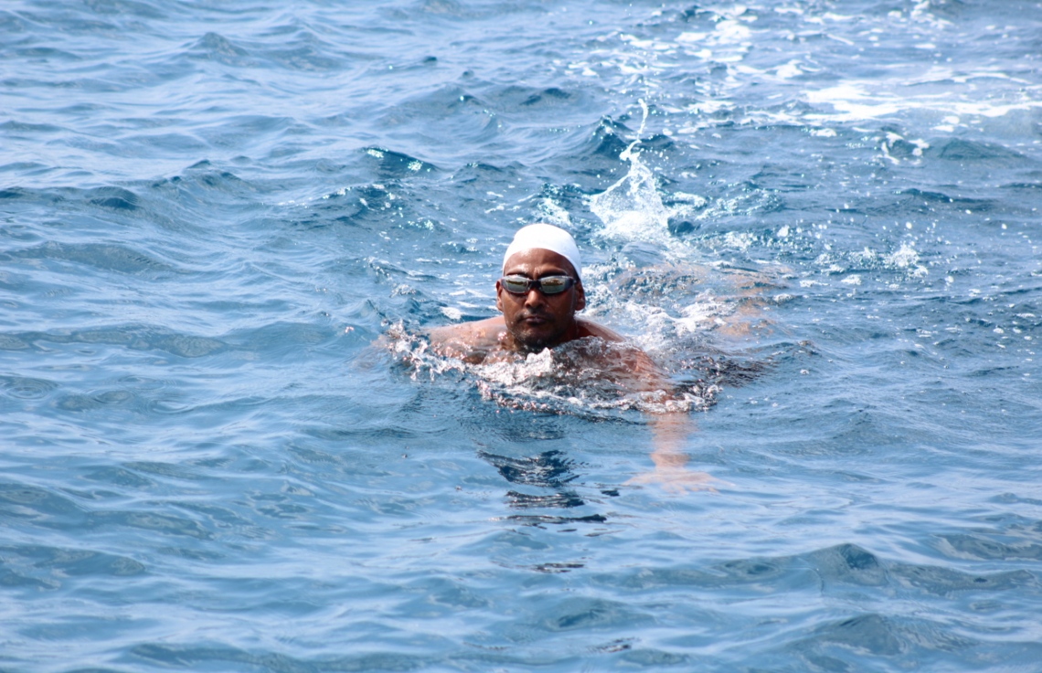 ބ. އޭދަފުށި: ފެބްރުއަރީ 2، 2019: މަޝްހޫރު ގާނޫނީ ވަކީލް، އަދި ދުވުންތެރިޔާ، ހުސައިން ޝަމީމް އިސްވެ ހުންނަވައިގެން ހިންގާ، ސްވިމް މޯލްޑިވްސް އިން ފެށި، "ސްވިމް މޯލްޑިވްސް ބާ ބީއާރް ކްރޯލް 2019" އިވެންޓުގައި ފެތުންތެރިއަކު ފަތަނީ.-- ފޮޓޯ: ސްވިމް މޯލްޑިވްސް