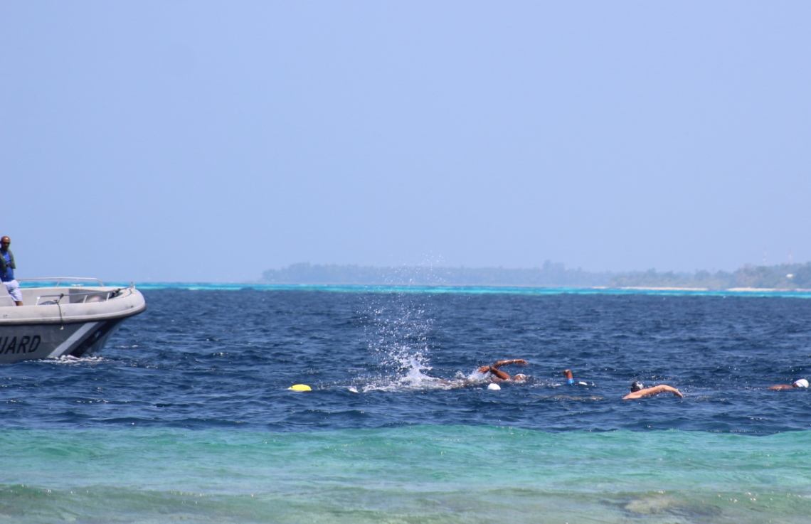 ބ. އޭދަފުށި: ފެބްރުއަރީ 2، 2019: މަޝްހޫރު ގާނޫނީ ވަކީލް، އަދި ދުވުންތެރިޔާ، ހުސައިން ޝަމީމް އިސްވެ ހުންނަވައިގެން ހިންގާ، ސްވިމް މޯލްޑިވްސް އިން ފެށި، "ސްވިމް މޯލްޑިވްސް ބާ ބީއާރް ކްރޯލް 2019" އިވެންޓުގައި ފެތުންތެރިން ފަތަނީ.-- ފޮޓޯ: ސްވިމް މޯލްޑިވްސް