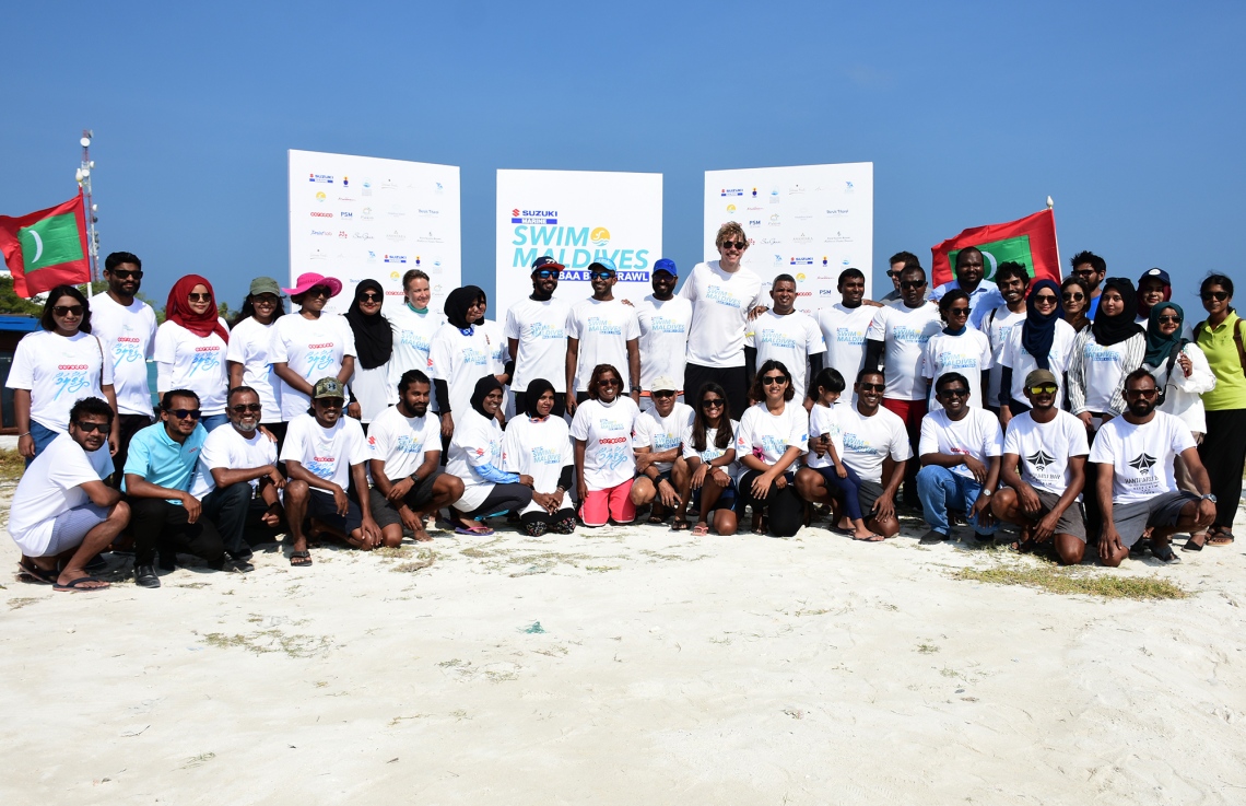 ބ. އޭދަފުށި: ފެބްރުއަރީ 2، 2019: މަޝްހޫރު ގާނޫނީ ވަކީލް، އަދި ދުވުންތެރިޔާ، ހުސައިން ޝަމީމް އިސްވެ ހުންނަވައިގެން ހިންގާ، ސްވިމް މޯލްޑިވްސް އިން ފެށި، "ސްވިމް މޯލްޑިވްސް ބާ ބީއާރް ކްރޯލް 2019" އިވެންޓުގައި ފެތުންތެރިން ފޮޓޯއަކަށް ހުއްޓިގެން.-- ފޮޓޯ: ސްވިމް މޯލްޑިވްސް