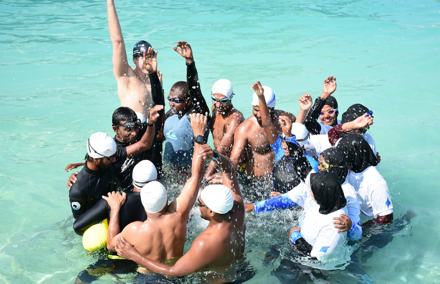 ފެތުމުގެ ބައިވެރިން އިތުރު ފެތުންތެރިންތަކަކާ އެކު މޫދުގައި-- ފޮޓޯ: ސްވިމް މޯލްޑިވްސް