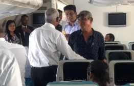 ރައީސް އިބްރާހިމް މުހައްމަދު ސޯލިހް ސްރީ ލަންކާ އަށް މިއަދު ފެއްޓެވި ދަތުރުފުޅުގައި ބޯޓުން ދަތުރުކުރި ބައެއް ޕަސިންޖަރުންނާ ބައްދަލު ކުރައްވަނީ. --ފޮޓޯ:މިހާރު