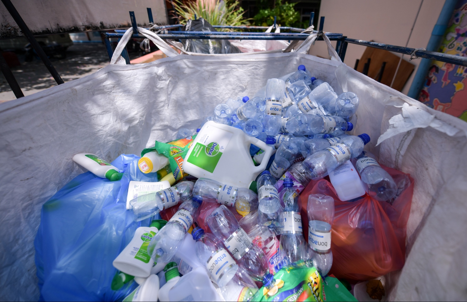 ޕްލާސްޓިކް ފުޅި އާއި ޕްލާސްޓިކް އެހެން ކުނިތަކެއް އެއްކޮށްފައި: މިފަދަ ކުނިތަކުން ރާއްޖެއަށް ނުރައްކާ އެބަ އޮތް