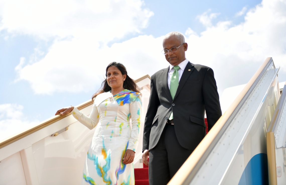 ކޮލޮމްބޯ: ފެބްރުއަރީ 3، 2019: ރައީސް އިބްރާހިމް މުހައްމަދު ސޯލިހް ސްރީ ލަންކާ އަށް ކުރެއްވި ދަތުރުފުޅުގައި، އެމަނިކުފާނުގެ ދެކަނބަލުން ފްލައިޓުން ފައިބާ ވަޑައިގަންނަވަނީ.-- ފޮޓޯ: ރައީސް އޮފީސް