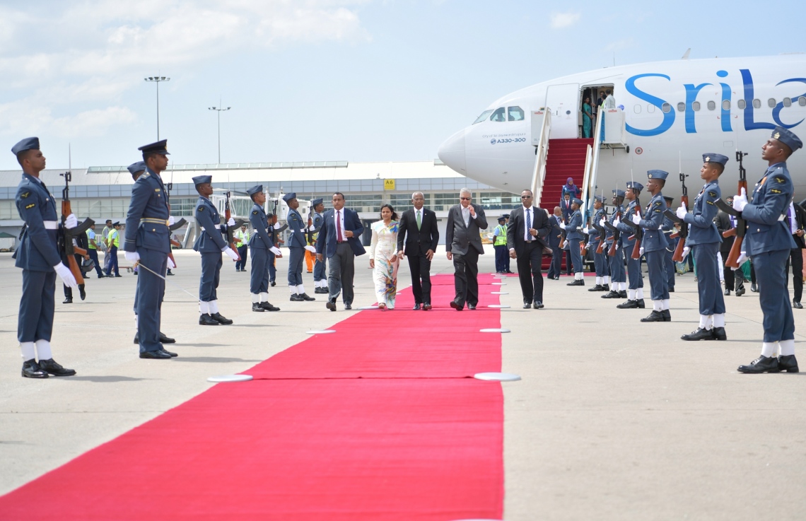 ކޮލޮމްބޯ: ފެބްރުއަރީ 3، 2019: ރައީސް އިބްރާހިމް މުހައްމަދު ސޯލިހް ސްރީ ލަންކާ އަށް ކުރެއްވި ދަތުރުފުޅުގައި، އެމަނިކުފާނުގެ ދެކަނބަލުން ރަތް ދޫލައިގައި ވަޑައިގަންނަވަނީ.-- ފޮޓޯ: ރައީސް އޮފީސް