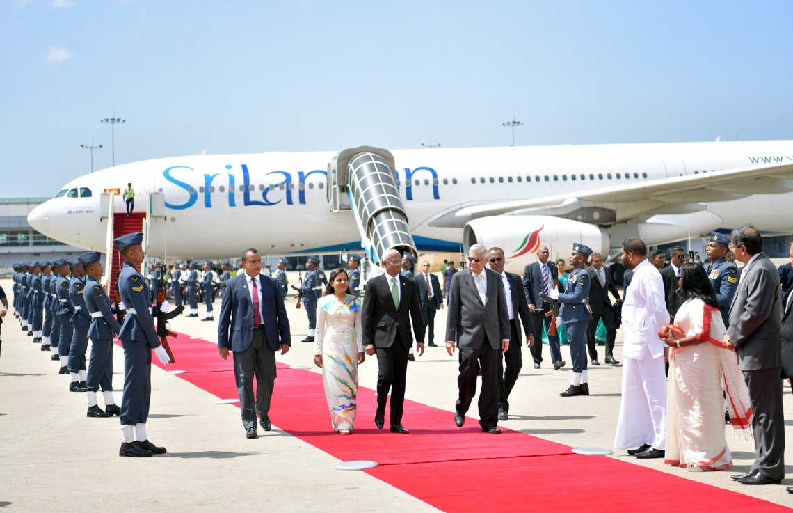 ކޮލޮމްބޯ: ފެބްރުއަރީ 3، 2019: ރައީސް އިބްރާހިމް މުހައްމަދު ސޯލިހް ސްރީ ލަންކާ އަށް ކުރެއްވި ދަތުރުފުޅުގައި، އެމަނިކުފާނުގެ ދެކަނބަލުން ރަތް ދޫލައިގައި ވަޑައިގަންނަވަނީ.-- ފޮޓޯ: ރައީސް އޮފީސް