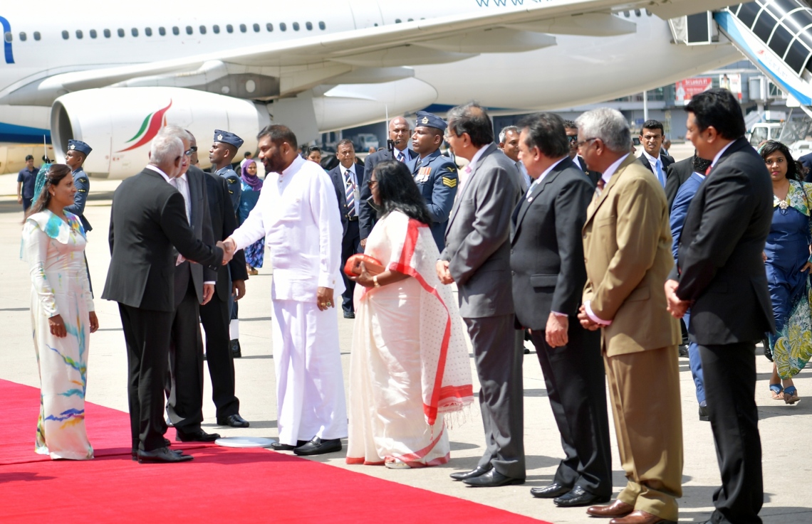 ކޮލޮމްބޯ: ފެބްރުއަރީ 3، 2019: ރައީސް އިބްރާހިމް މުހައްމަދު ސޯލިހް ސްރީ ލަންކާ އަށް ކުރެއްވި ދަތުރުފުޅުގައި، ލަންކާގެ އިސްބޭފުޅުން އެމަނިކުފާނަށް މަރުހަބާ ދަންނަވަނީ.-- ފޮޓޯ: ރައީސް އޮފީސް