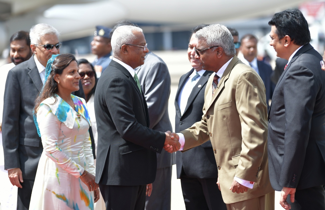 ކޮލޮމްބޯ: ފެބްރުއަރީ 3، 2019: ރައީސް އިބްރާހިމް މުހައްމަދު ސޯލިހް ސްރީ ލަންކާ އަށް ކުރެއްވި ދަތުރުފުޅުގައި، ލަންކާގެ ދައުލަތުގެ އިސް ބޭފުޅަކާއި ރައީސް  ސަލާމް ކުރައްވަނީ.-- ފޮޓޯ: ރައީސް އޮފީސް