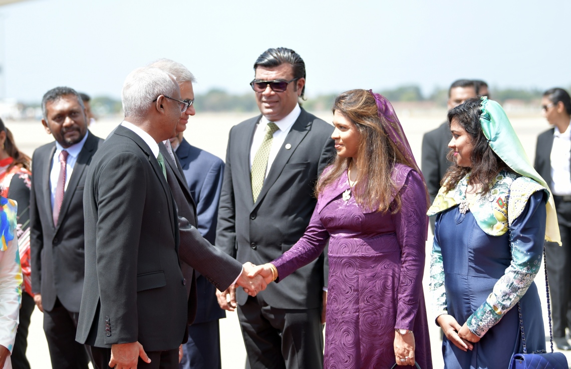 ކޮލޮމްބޯ: ފެބްރުއަރީ 3، 2019: ރައީސް އިބްރާހިމް މުހައްމަދު ސޯލިހް ސްރީ ލަންކާ އަށް ކުރެއްވި ދަތުރުފުޅުގައި، ލަންކާގެ ބޮޑުވަޒީރު ރަނިލް ވިކްރަމް ސިން، ރާއްޖޭގެ ދައުލަތުގެ އިސް ބޭފުޅުންނާ ސަލާމް ކުރައްވަނީ.-- ފޮޓޯ: ރައީސް އޮފީސް