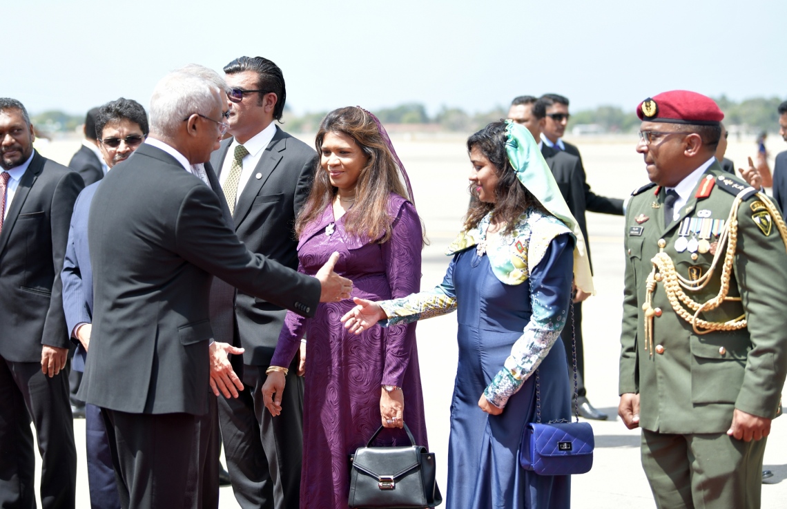 ކޮލޮމްބޯ: ފެބްރުއަރީ 3، 2019: ރައީސް އިބްރާހިމް މުހައްމަދު ސޯލިހް ސްރީ ލަންކާ އަށް ކުރެއްވި ދަތުރުފުޅުގައި، ލަންކާގެ ބޮޑުވަޒީރު ރަނިލް ވިކްރަމް ސިން، ރާއްޖޭގެ ދައުލަތުގެ އިސް ބޭފުޅުންނާ ސަލާމް ކުރައްވަނީ.-- ފޮޓޯ: ރައީސް އޮފީސް