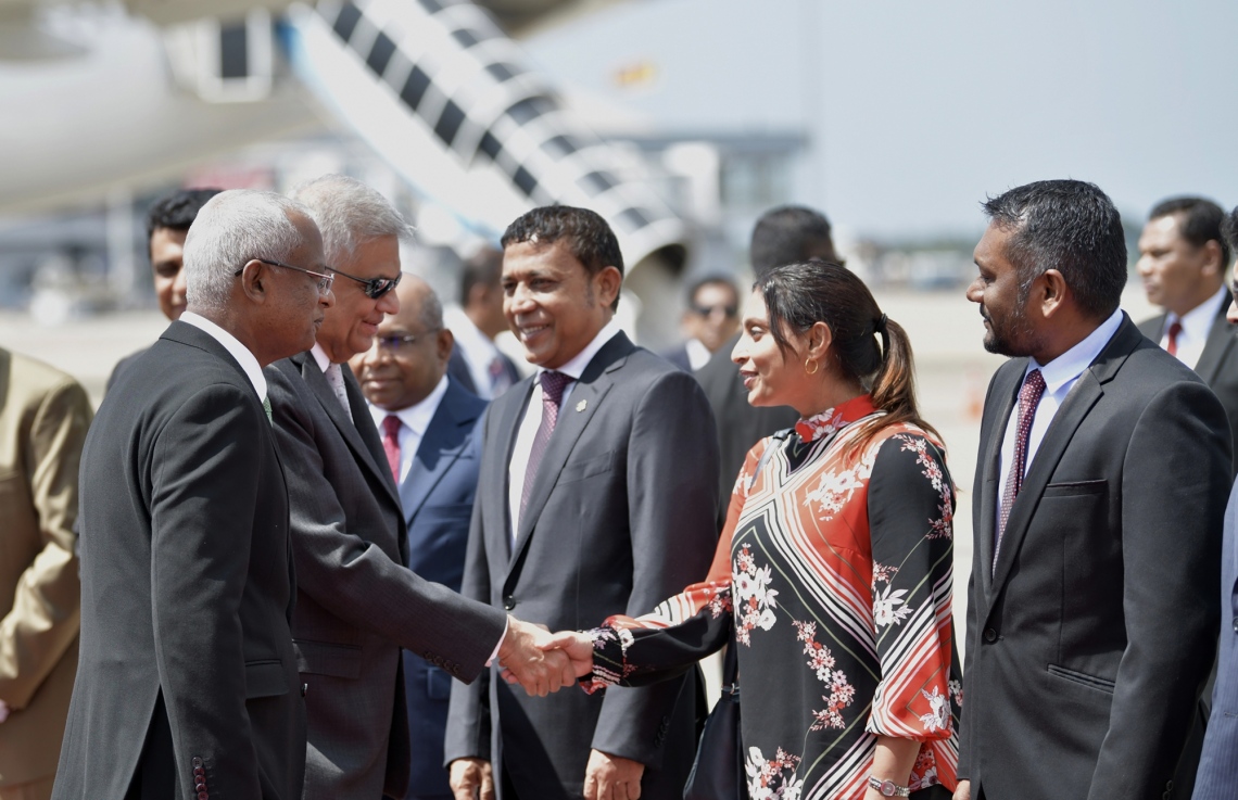 ކޮލޮމްބޯ: ފެބްރުއަރީ 3، 2019: ރައީސް އިބްރާހިމް މުހައްމަދު ސޯލިހް ސްރީ ލަންކާ އަށް ކުރެއްވި ދަތުރުފުޅުގައި، ލަންކާގެ ބޮޑުވަޒީރު ރަނިލް ވިކްރަމް ސިން، ރާއްޖޭގެ އެޑިއުކޭޝަން މިނިސްޓަރު އައިޝަތު އަލީ އާ ސަލާމް ކުރައްވަނީ.-- ފޮޓޯ: ރައީސް އޮފީސް