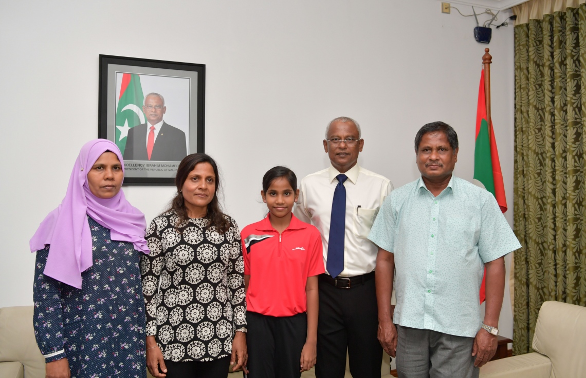 ކޮލަމްބޯ، ފެބްރުއަރީ 3، 2019: ރައީސް އިބްރާހިމް މުހައްމަދު ސޯލިހް އާއި ފަސްޓް ލޭޑީ ފަޒްނާ އަހުމަދު ސްރީ ލަންކާ އަށް މިހާރު ކުރައްވާ ދަތުރުގައި ޓޭބަލް ޓެނިހުން ރާއްޖެ އަށް ދާދި ފަހުން ރަން މެޑަލް ހޯދި ފާތިމަތު ދީމާގެ އާއިލާއާ ބައްދަލު ކުރައްވަނީ.  --ފޮޓޯ:ރައީސް އޮފީސް